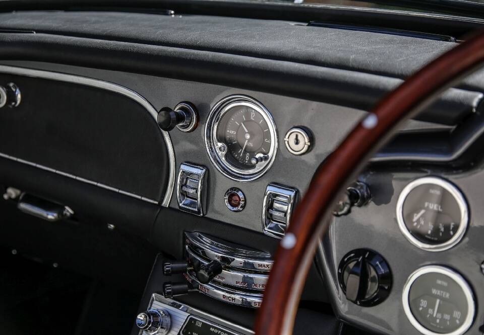 Image 18/30 de Aston Martin DB 6 Volante (1967)