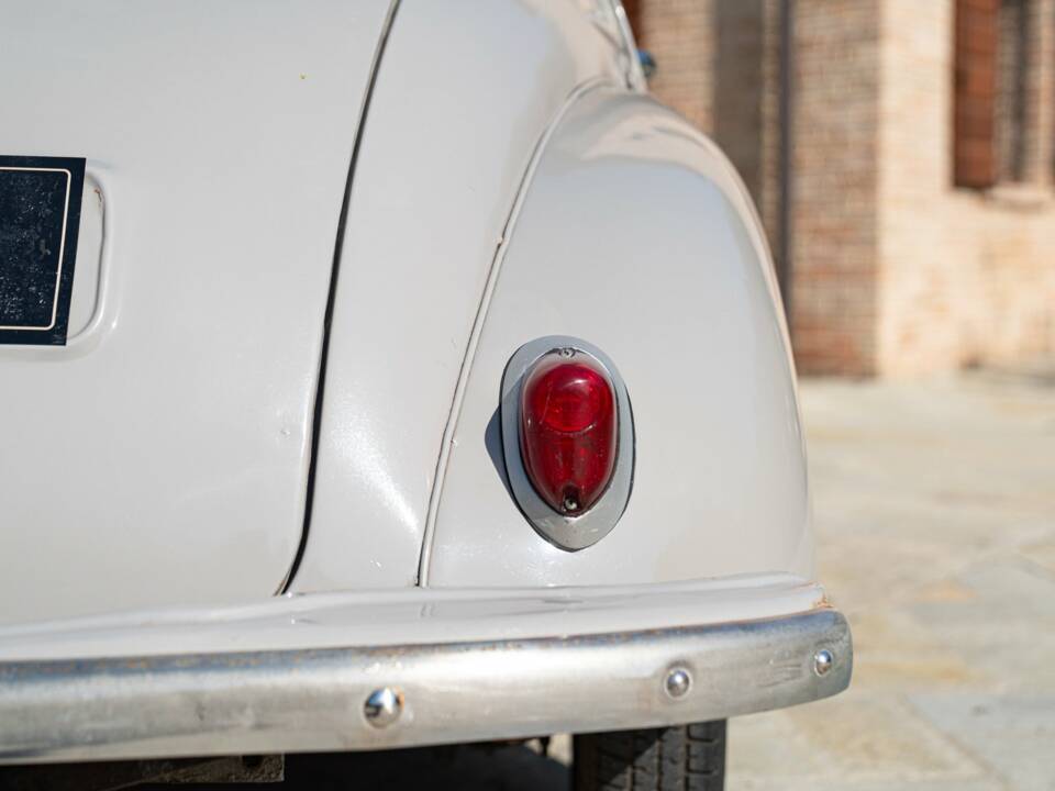 Image 18/50 of Morris Minor 1000 (1958)