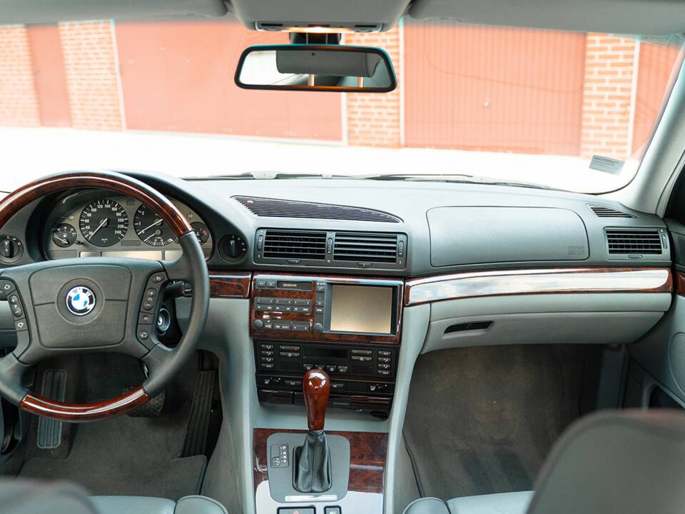 Image 34/55 of BMW 740i (1997)