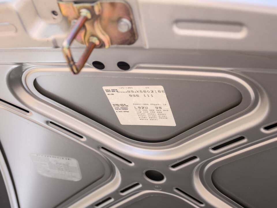 Image 21/32 of Porsche 911 Carrera (1998)