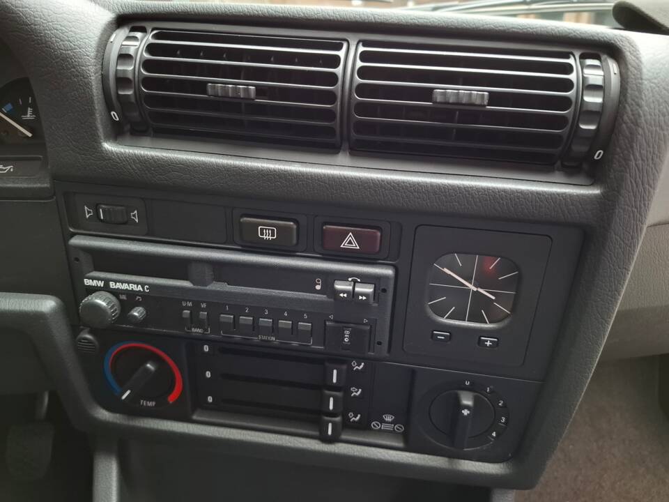 Bild 17/24 von BMW 318i (1989)