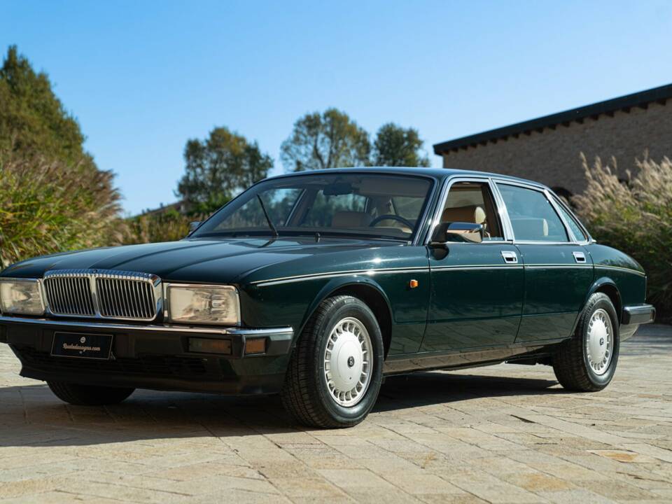Image 10/50 de Daimler XJ 6 4.0 (1991)
