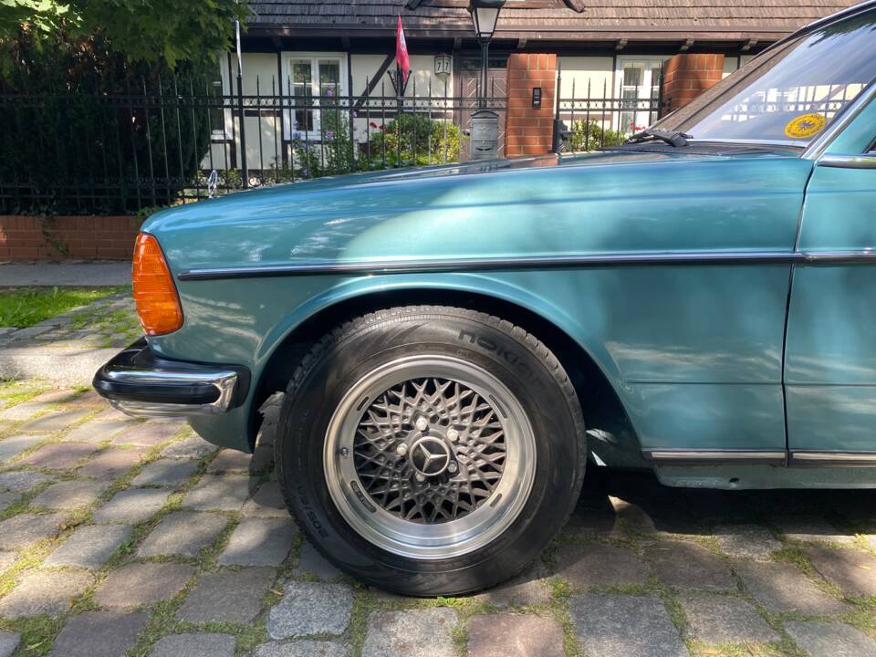 Image 2/66 of Mercedes-Benz 230 CE (1981)