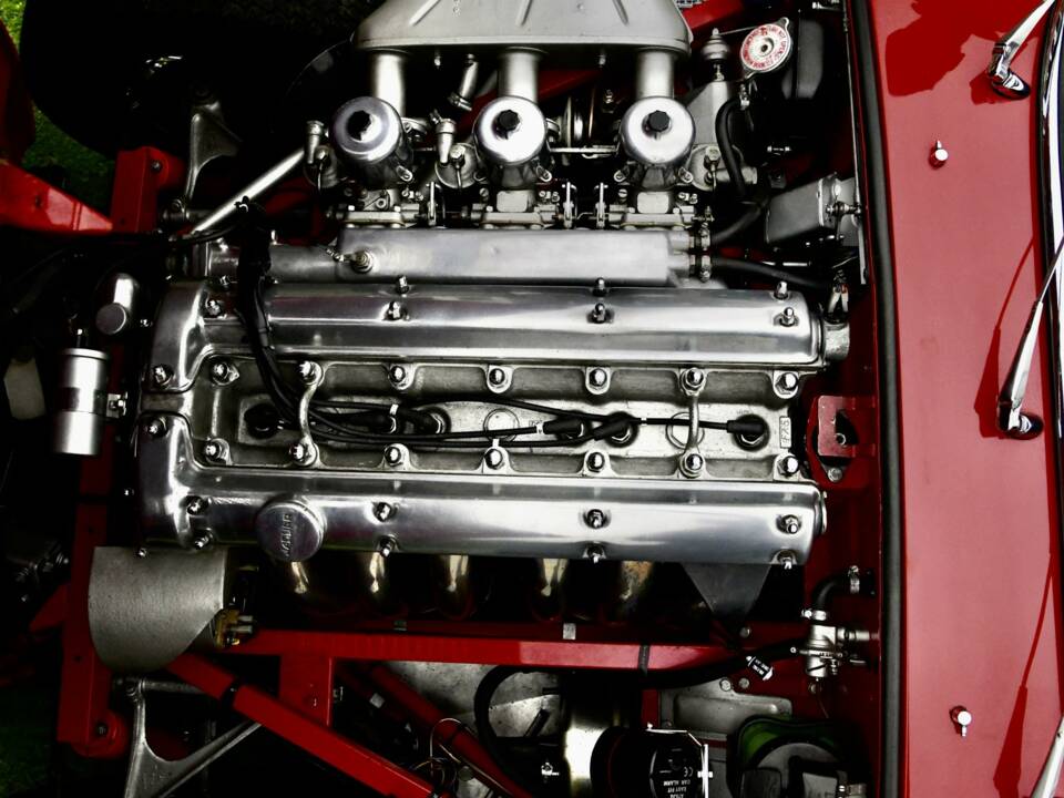 Image 43/50 de Jaguar E-Type (1968)