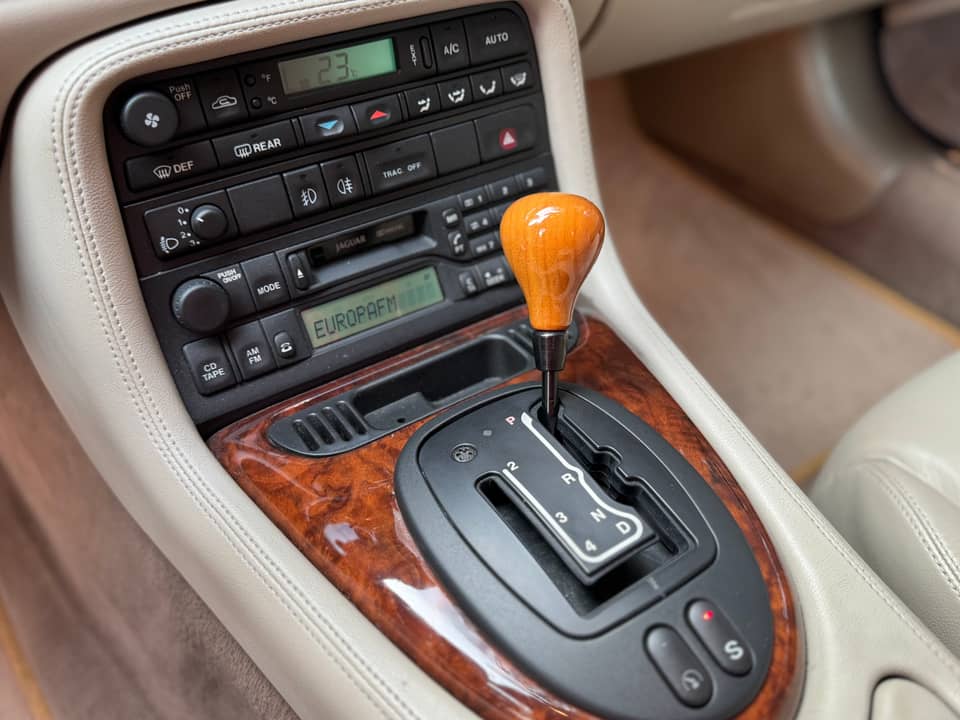 Image 32/40 de Jaguar XKR (1998)