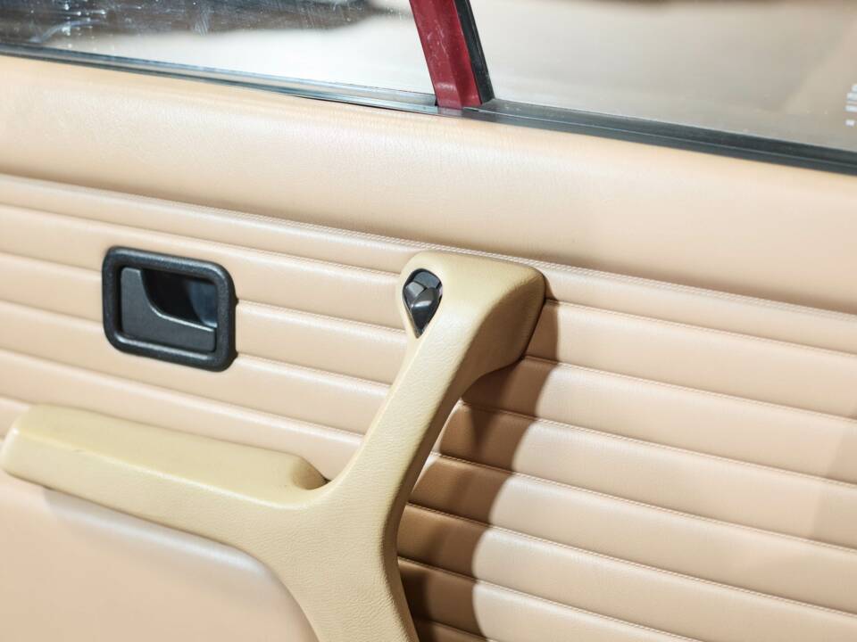 Image 30/45 of BMW 320i (1990)