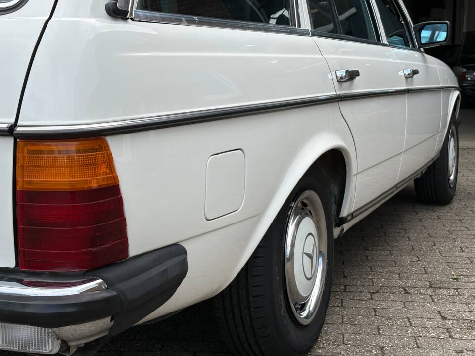 Image 15/66 of Mercedes-Benz 200 T (1984)