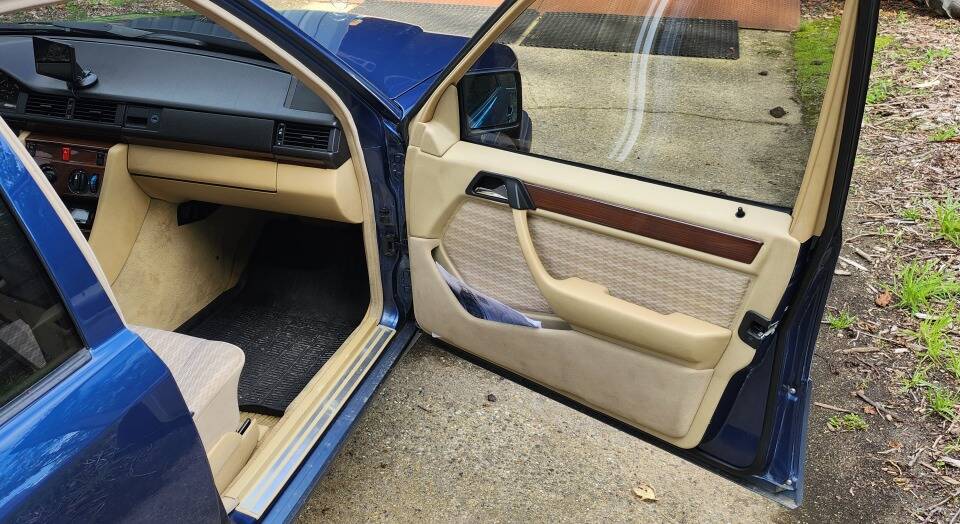 Image 8/8 of Mercedes-Benz 230 E (1989)