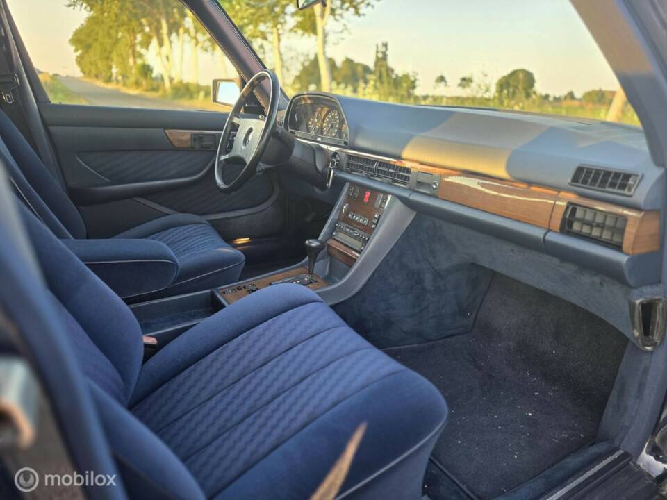 Image 24/50 de Mercedes-Benz 300 SE (1989)