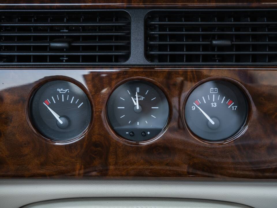 Image 48/91 de Jaguar XK8 4.0 (2000)