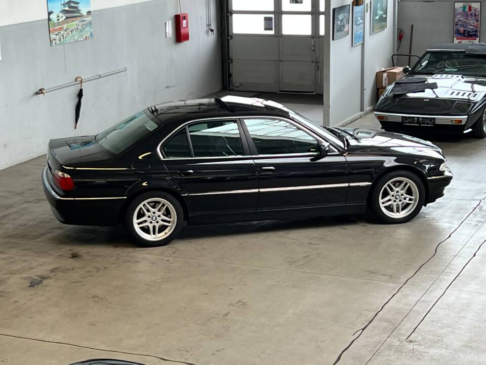 Immagine 9/48 di BMW 740i (2001)