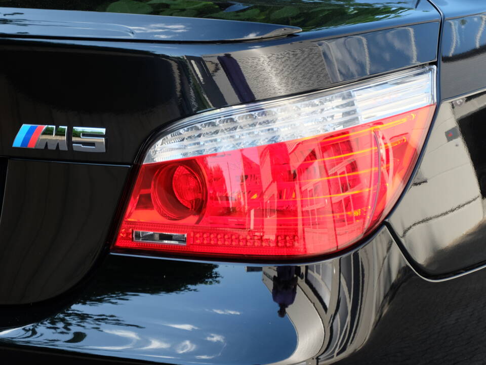 Image 13/51 of BMW M5 (2007)