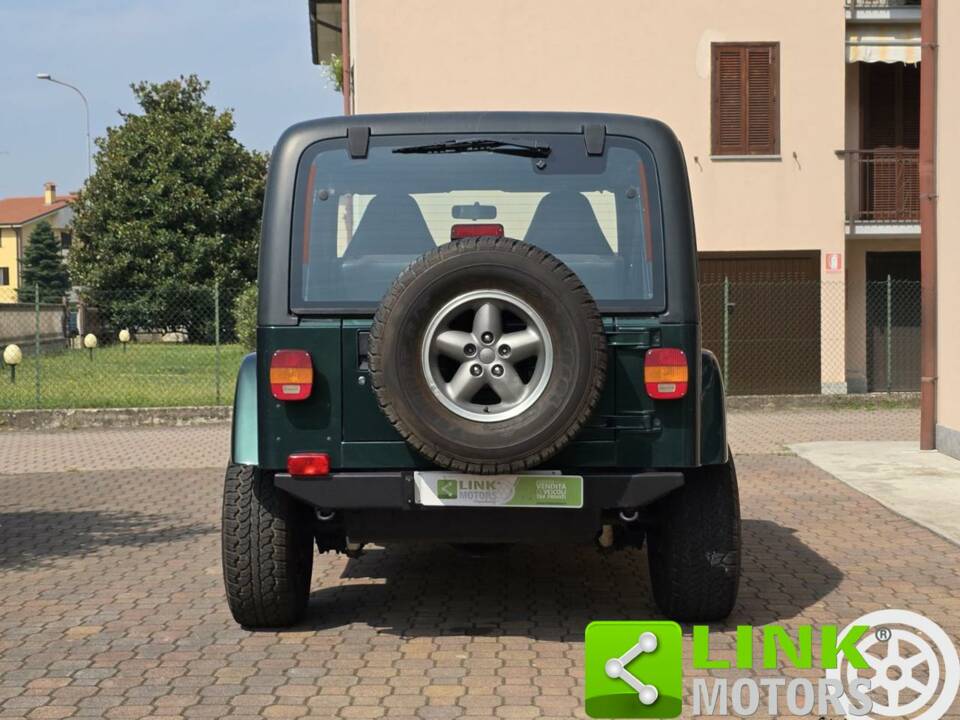 Image 2/10 de Jeep Wrangler Sahara Hardtop 4.0 (1998)