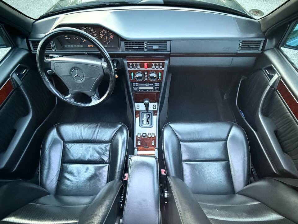 Image 14/24 of Mercedes-Benz E 320 T (1996)
