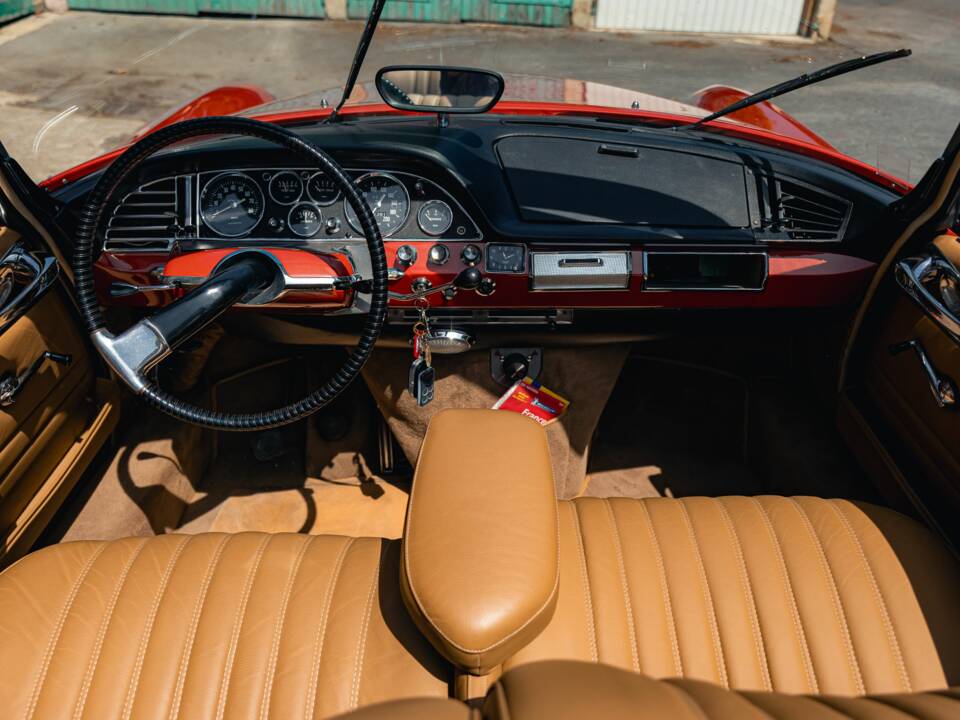 Image 22/56 of Citroën DS 21 Chapron (1967)