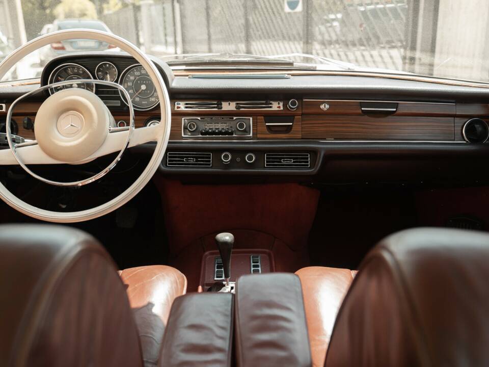Image 21/34 of Mercedes-Benz 300 SEL 3.5 (1971)