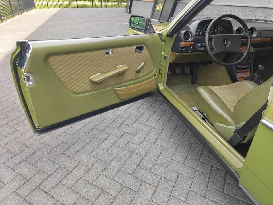 Immagine 26/50 di Mercedes-Benz 230 CE (1982)