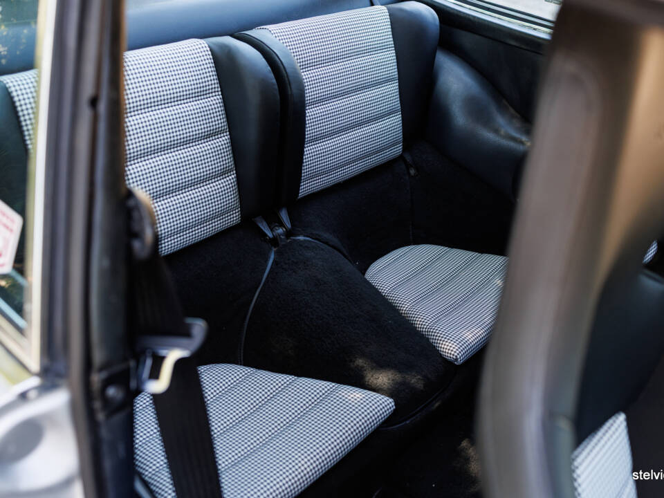 Image 33/42 de Porsche 911 2.7 (1974)