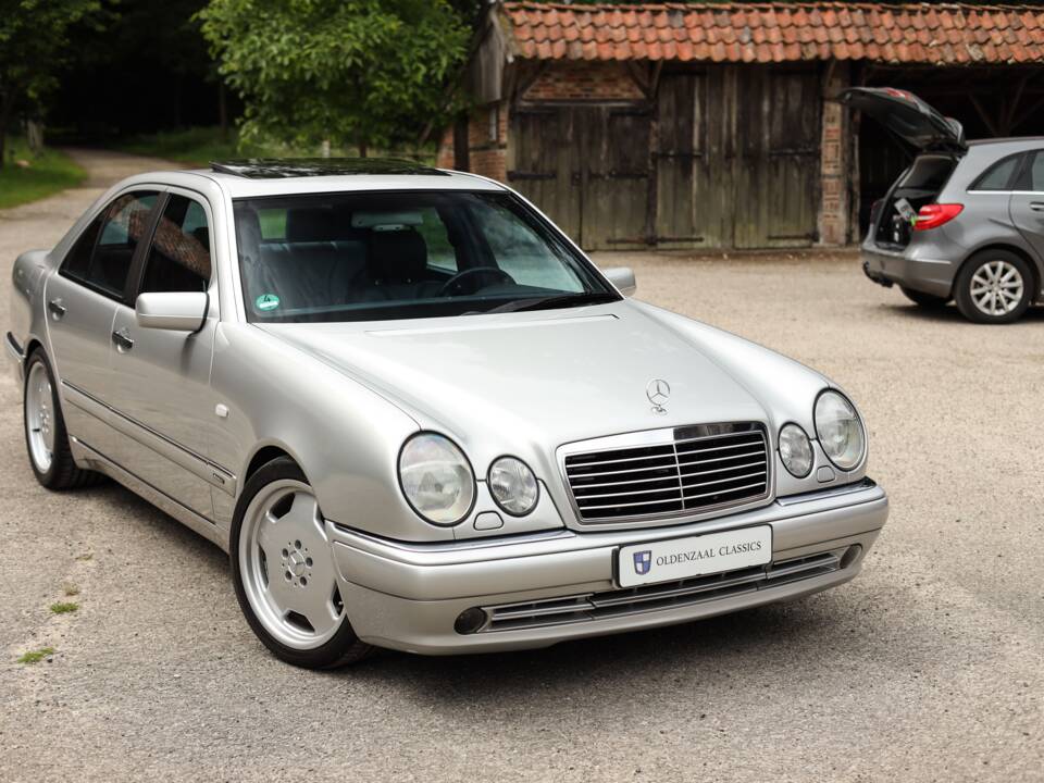 Image 2/98 de Mercedes-Benz E 50 AMG (1996)