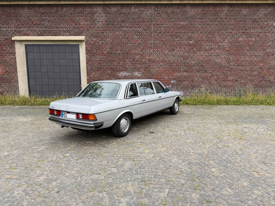 Bild 5/34 von Mercedes-Benz 250 lang (1983)