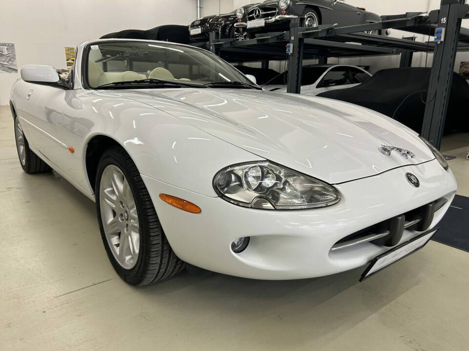 Immagine 3/28 di Jaguar XK8 4.0 (1997)