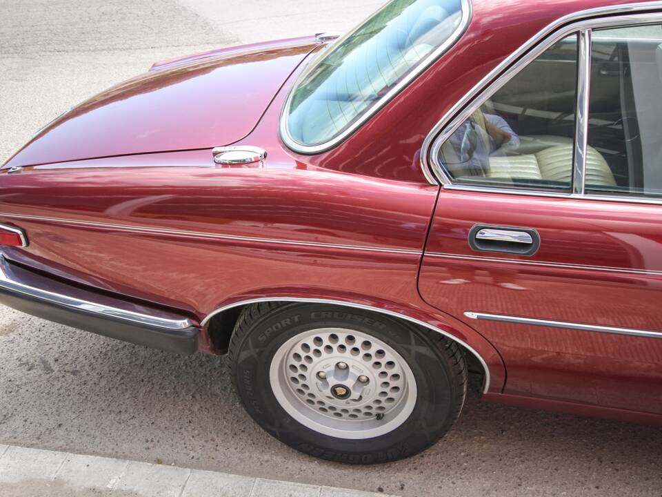Image 44/44 of Jaguar XJ 12 (1990)