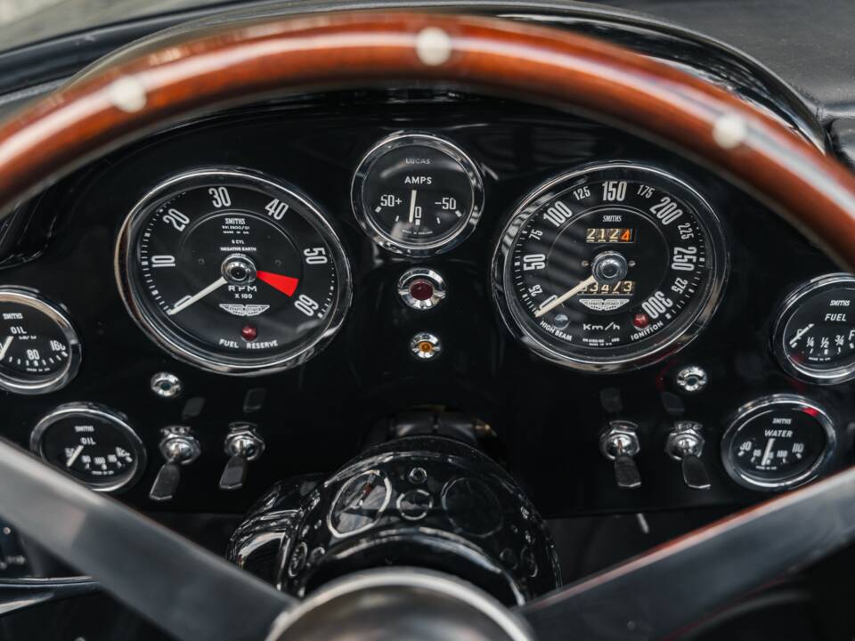 Image 27/33 of Aston Martin DB 5 Volante (1964)