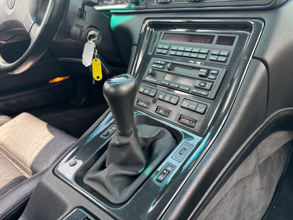 Image 17/37 of BMW 850i (1991)