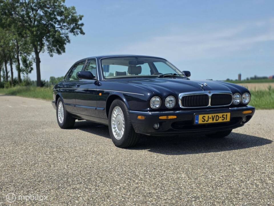 Bild 10/41 von Jaguar XJ 8 Executive (1997)