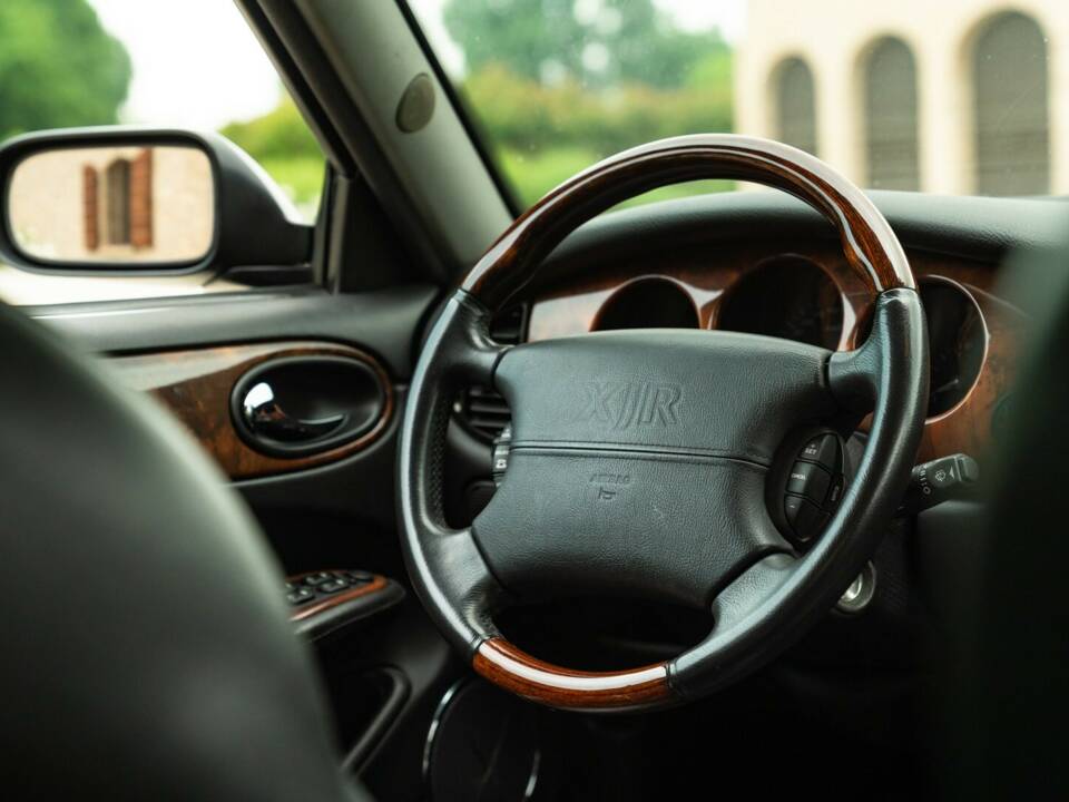 Image 47/50 de Jaguar XJR 4.0 (2000)