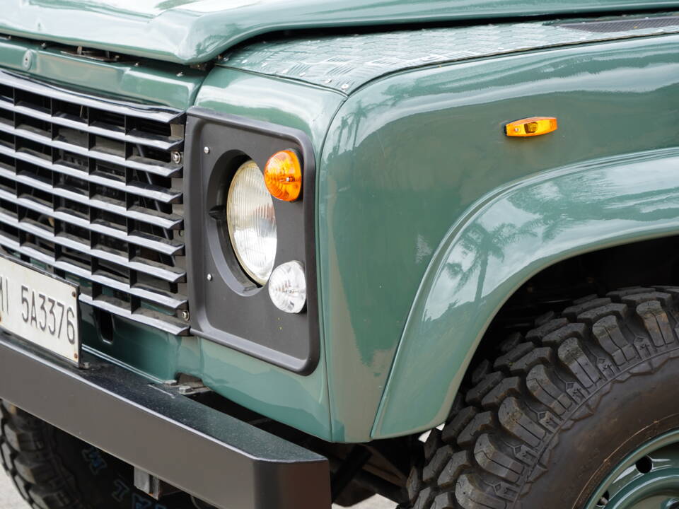 Bild 27/37 von Land Rover 90 (1987)