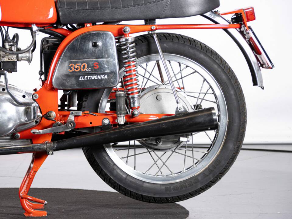 Image 18/50 of MV Agusta 350 S (1972)