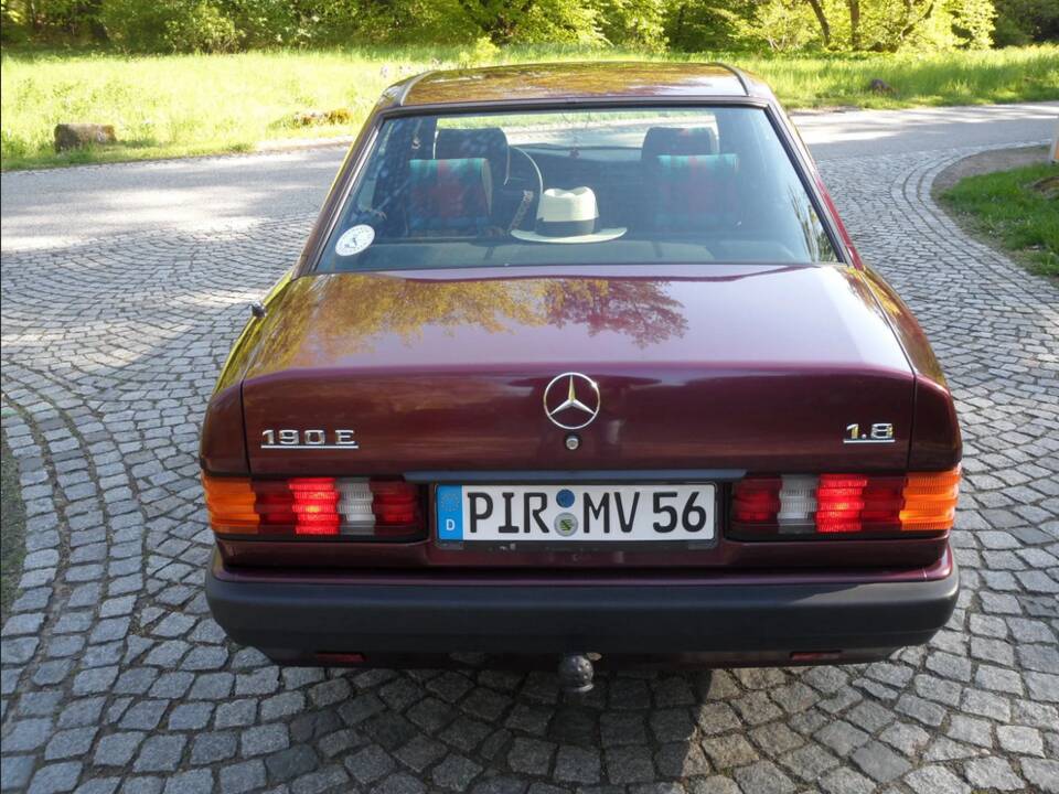 Image 26/137 of Mercedes-Benz 190 E 1.8 Avantgarde &quot;Rosso&quot; (1992)