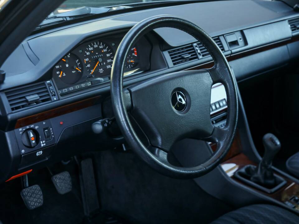 Image 23/50 of Mercedes-Benz 200 E (1992)