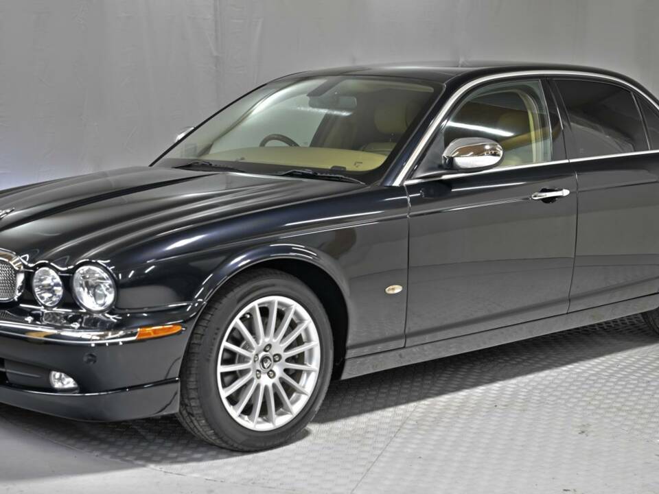 Image 7/50 of Jaguar XJ 8 4.2 (2006)
