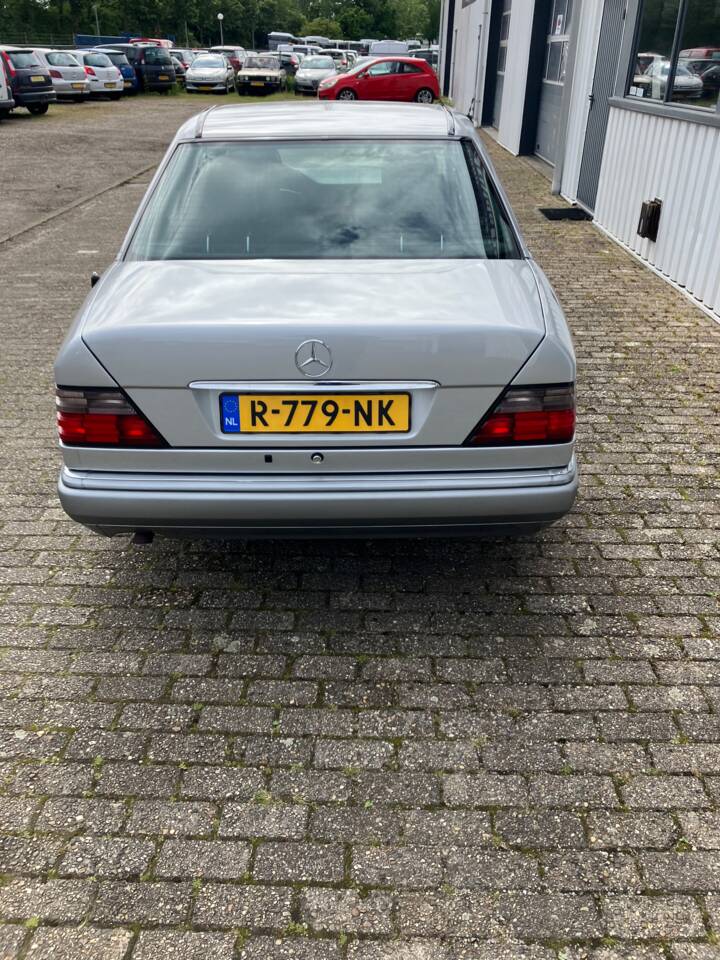 Image 6/10 de Mercedes-Benz E 220 (1995)