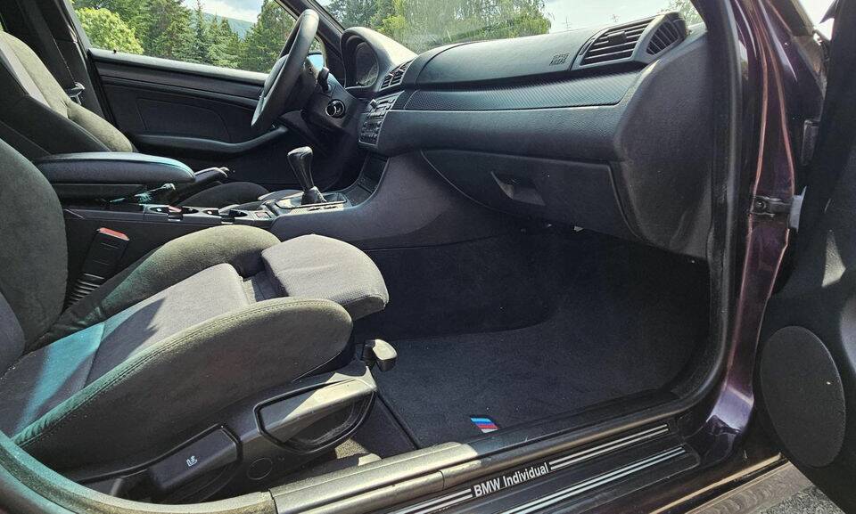 Image 2/8 of BMW 330i Touring (2001)