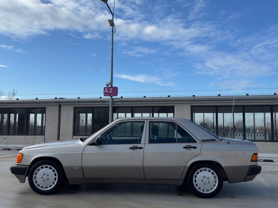 Immagine 8/39 di Mercedes-Benz 190 E 2.6 (1990)