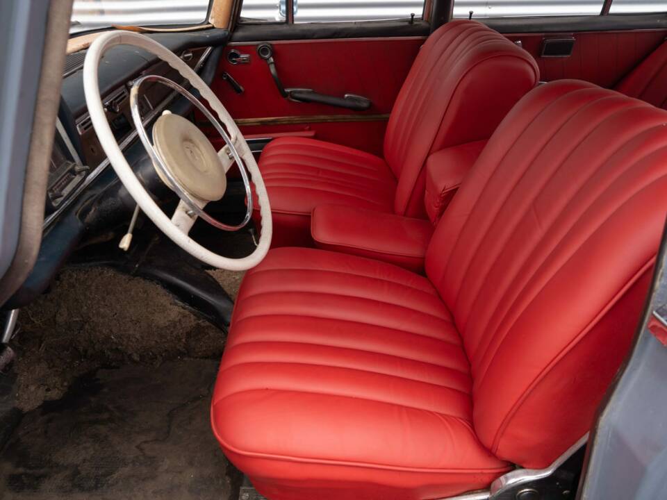 Image 7/8 of Mercedes-Benz 220 SE b (1962)