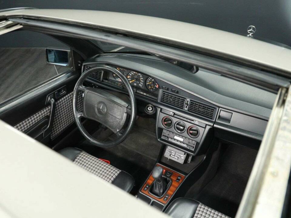 Image 17/30 of Mercedes-Benz 190 E 2.3-16 (1984)