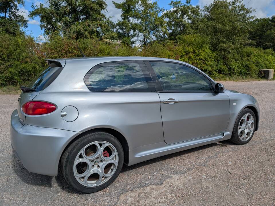 Image 7/111 of Alfa Romeo 147 3.2 GTA (2002)