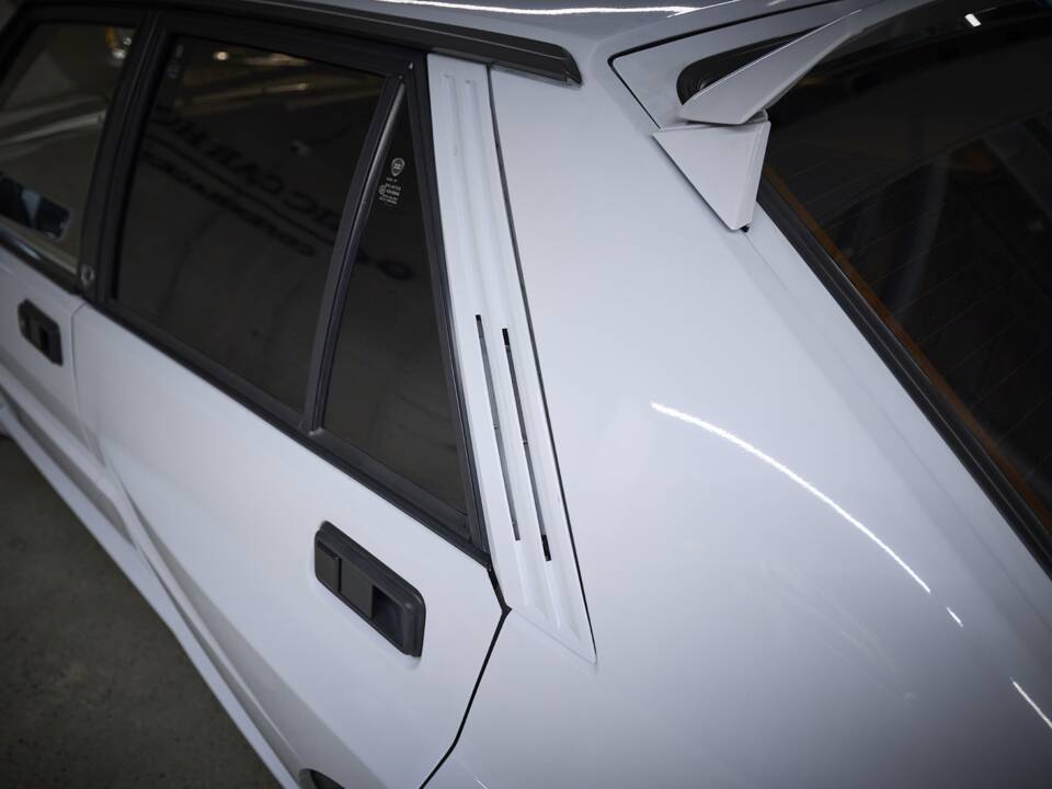 Image 32/93 of Lancia Delta HF Integrale Evoluzione I (1992)