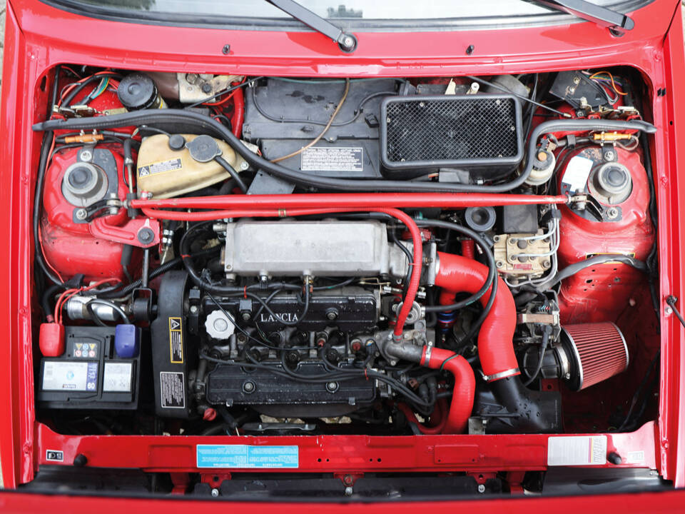 Image 41/41 of Lancia Delta HF Integrale (1989)