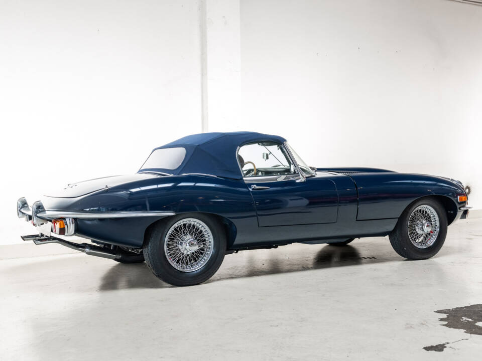 Image 6/36 of Jaguar E-Type (1969)