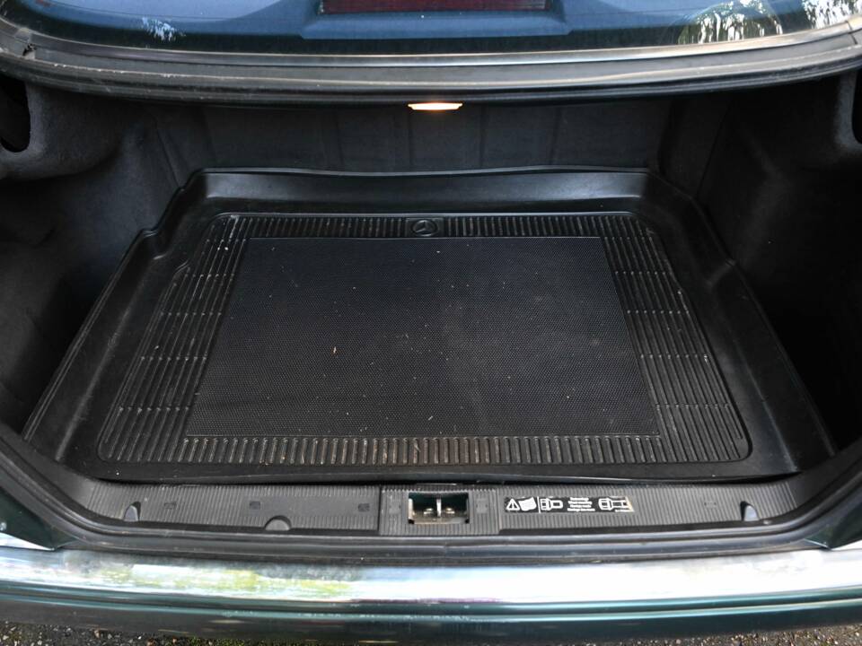 Image 17/50 of Mercedes-Benz E 320 (1998)