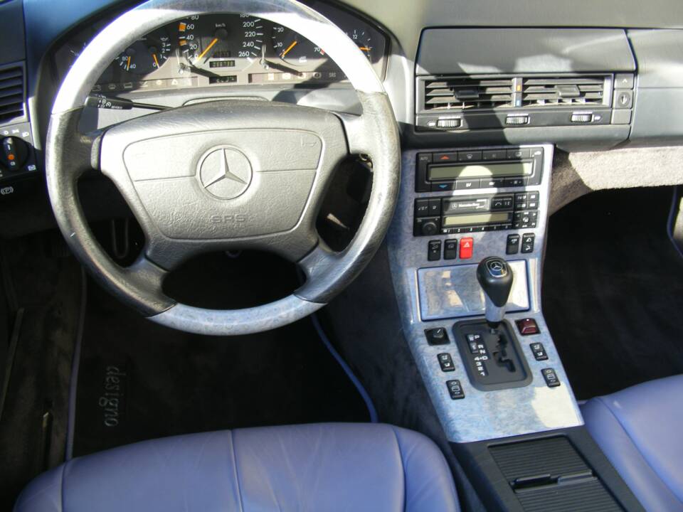 Immagine 11/39 di Mercedes-Benz SL 320 (1997)