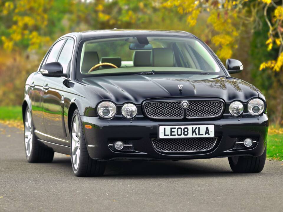 Image 4/50 of Jaguar XJ 8 4.2 (2008)