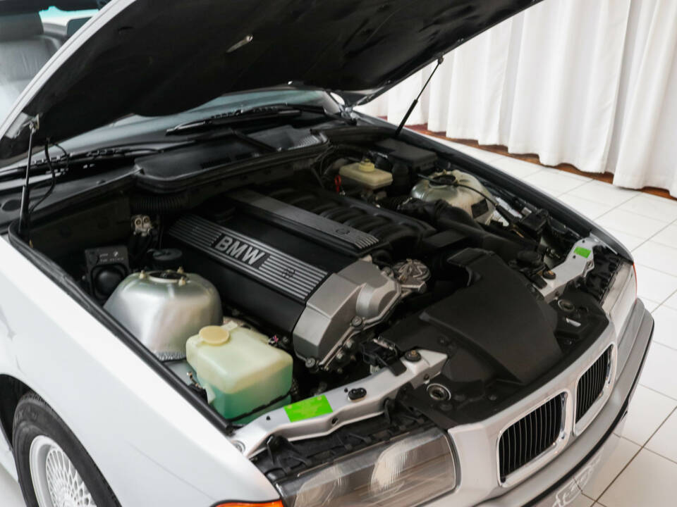 Afbeelding 16/17 van BMW 325i (1994)