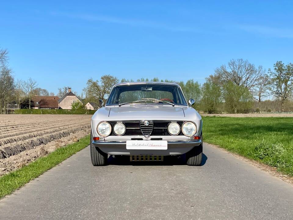 Image 27/47 de Alfa Romeo 1750 GT Veloce (1968)