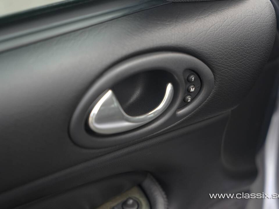 Image 17/29 of Jaguar XKR (2003)